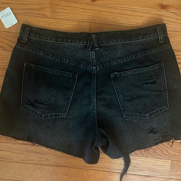 NWT BLACK DENIM FREE PEOPLE DISTRESSED JEAN SHORTS! - Picture 8 of 11